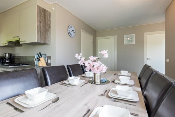 Twee luxe chalets met privésloepen aan water in hartje Friesland - thumbnail 5