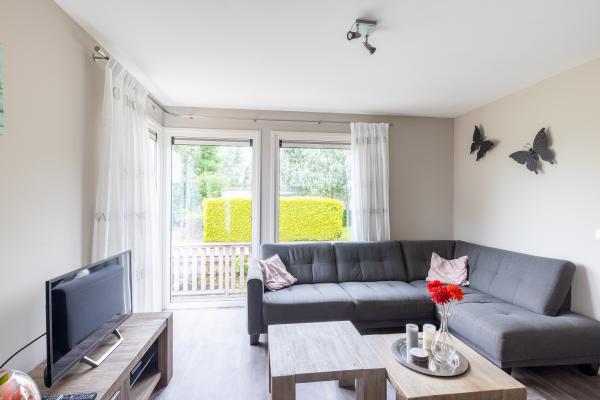 Twee luxe chalets met privésloepen aan water in hartje Friesland - thumbnail 6