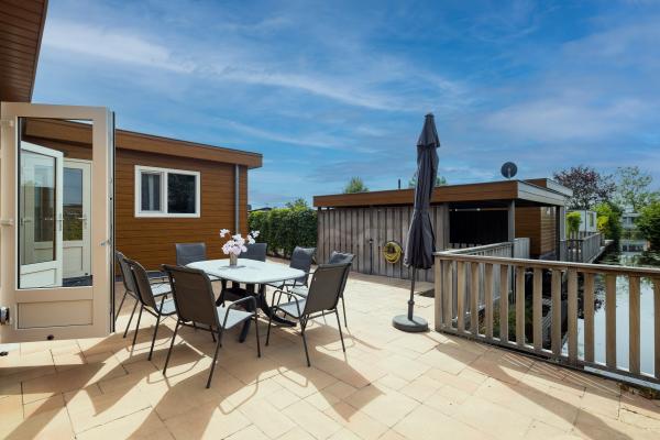 Twee luxe chalets met privésloepen aan water in hartje Friesland - thumbnail 3