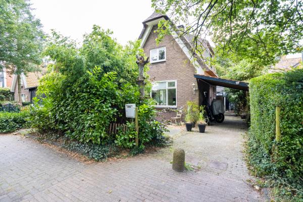 Charmant rietgedekt vakantiehuis in hartje Bergen, hond welkom - thumbnail 1