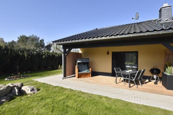Vrijstaand vakantiehuis nabij Wismar met grote tuin en twee terrassen - thumbnail 1
