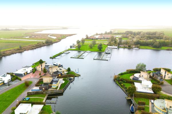 Vrijstaand vakantiehuis met aanlegsteiger aan de Friese meren in Koudum - thumbnail 2