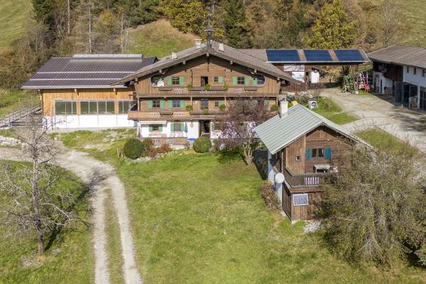 Idyllisch boerderijappartement aan de bosrand in Brixen im Thale - thumbnail 1