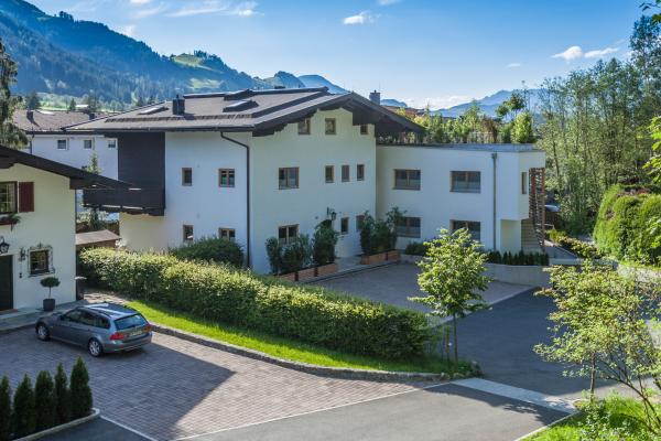 Appartement aan de piste in Kitzbühel met terras, tuin en ruimte voor 6 personen - thumbnail 1