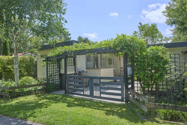 Knus chalet met grote tuin op kleinschalig park nabij strand Goedereede - thumbnail 1