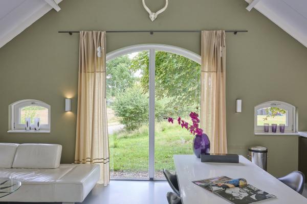 Design vakantiehuis met houtkachel op landgoed in bosrijk Twente - thumbnail 5