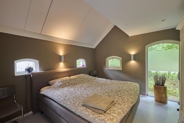 Design vakantiehuis met houtkachel op landgoed in bosrijk Twente - thumbnail 2