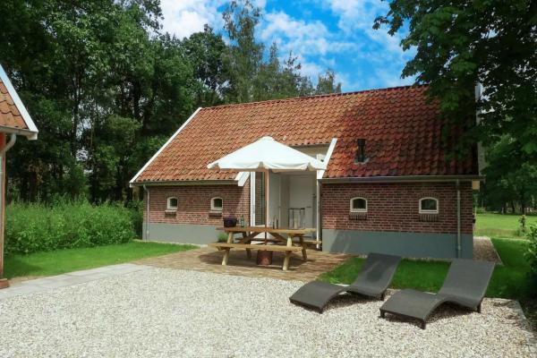 Design vakantiehuis met houtkachel op landgoed in bosrijk Twente - thumbnail 1