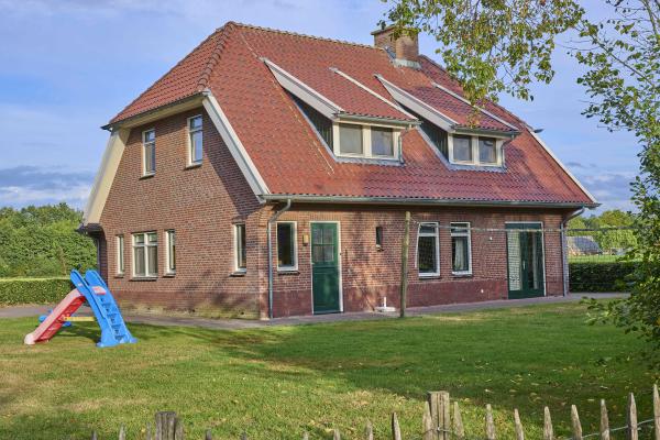 Ruime woonboerderij in Achterhoek met speelzolder en volleybalveld - thumbnail 2