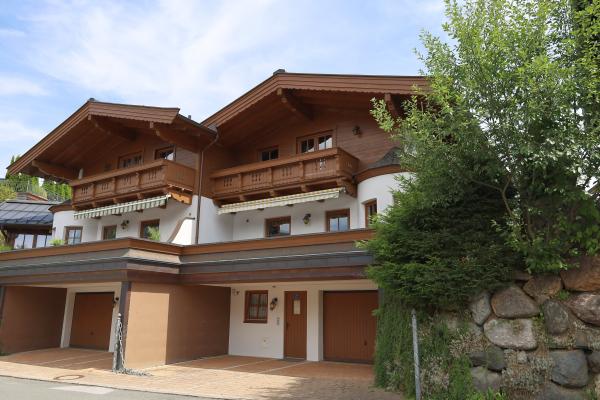 Twee verbonden Tiroolse chalets voor 12 personen bij de piste in Kirchberg - thumbnail 1