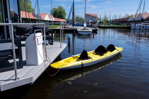 Luxe houseboat in sfeervolle jachthaven van Heeg, Friesland - thumbnail 2