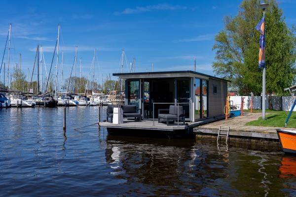 Luxe houseboat in sfeervolle jachthaven van Heeg, Friesland - thumbnail 1