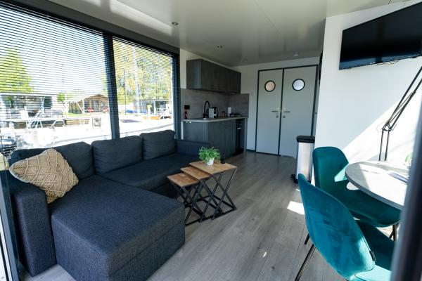 Luxe houseboat in sfeervolle jachthaven van Heeg, Friesland - thumbnail 4