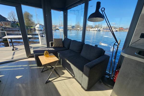 Luxe houseboat in sfeervolle jachthaven van Heeg, Friesland - thumbnail 3