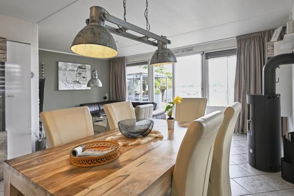 Vrijstaand vakantiehuis aan het water met grote tuin in Stevensweert - thumbnail 4