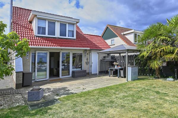 Vrijstaand vakantiehuis aan het water met grote tuin in Stevensweert - thumbnail 1