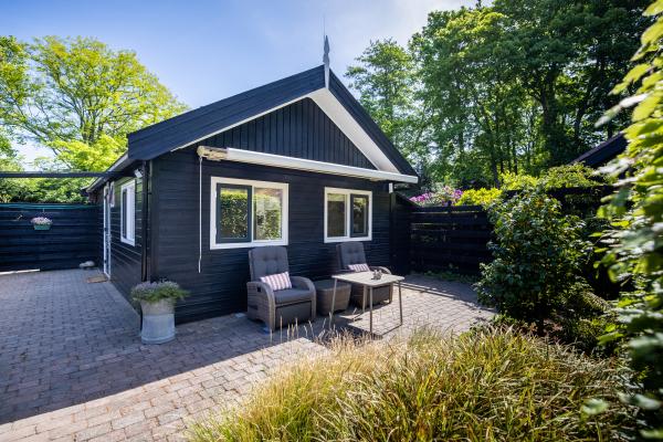 Sfeervol chalet aan de rand van de Schoorlse Duinen in Groet - thumbnail 1