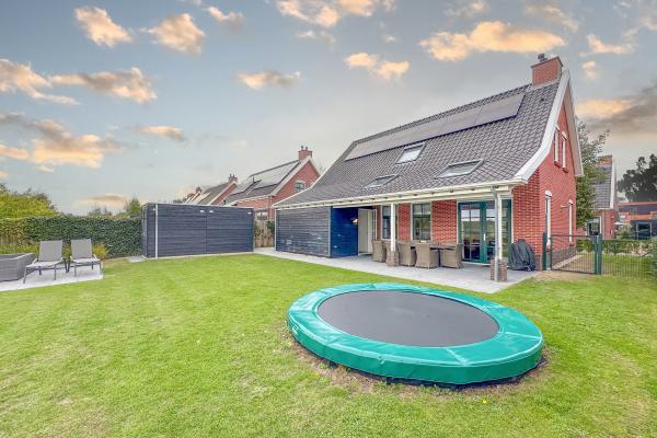 Luxe vrijstaande villa met sauna en tuin op 500m van het strand - thumbnail 1