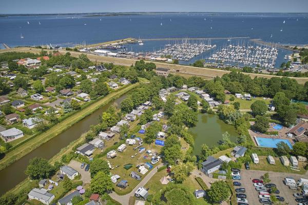 Knus familiechalet op vakantiepark Den Osse, 230m van het centrum van Brouwershaven - thumbnail 2