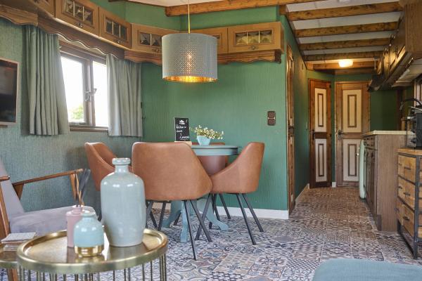 Knus familiechalet op vakantiepark Den Osse, 230m van het centrum van Brouwershaven - thumbnail 6