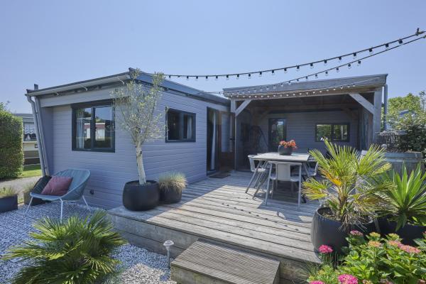 Knus familiechalet op vakantiepark Den Osse, 230m van het centrum van Brouwershaven - thumbnail 1