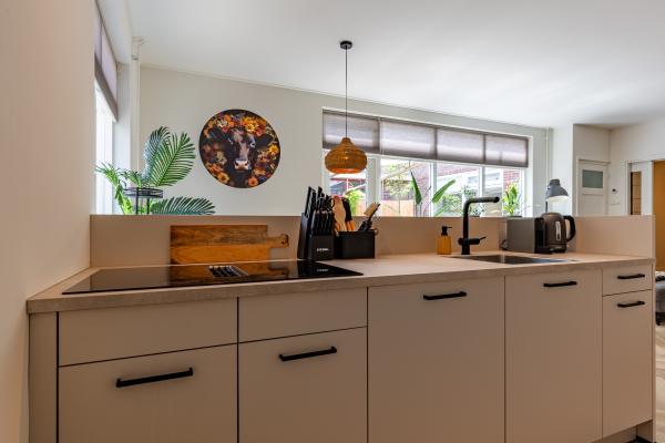 Sfeervol appartement met privé binnenplaats in centrum Warmenhuizen - thumbnail 6