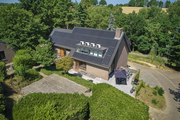 Luxe groepsvilla met privé wellness en grote tuin in hartje Limburg - thumbnail 1