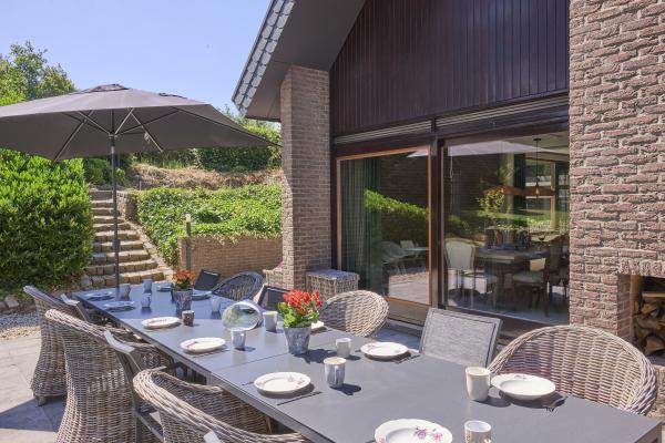 Luxe groepsvilla met privé wellness en grote tuin in hartje Limburg - thumbnail 4