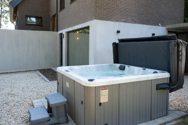 Luxe groepsvilla met privé wellness en grote tuin in hartje Limburg - thumbnail 3