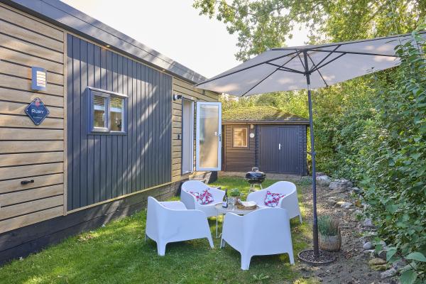 Sfeervol chalet op rustig park in pittoresk Goedereede, strand op korte afstand - thumbnail 1
