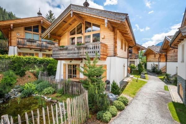 Chalet met sauna en bergzicht, 650m van de skilift in Neukirchen - thumbnail 1