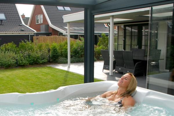 Wellness villa met privé sauna en spabad op 14m van het strand in Colijnsplaat - thumbnail 2