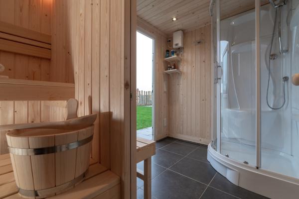 Wellness villa met privé sauna en spabad op 14m van het strand in Colijnsplaat - thumbnail 4