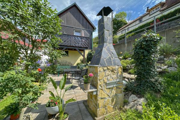 Vrijstaand vakantiehuis met balkon en tuin in het Thüringer Woud - thumbnail 2