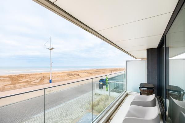 Luxe appartement op de dijk met panoramisch zeezicht in Sint-Idesbald - thumbnail 2