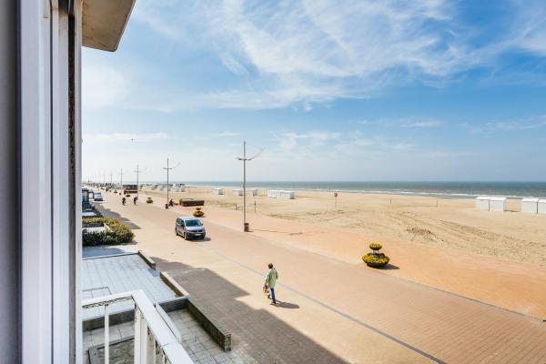 Appartement met frontaal zeezicht in Koksijde, direct aan het strand - thumbnail 3