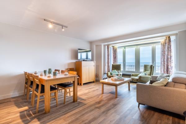 Appartement met frontaal zeezicht in Koksijde, direct aan het strand - thumbnail 1