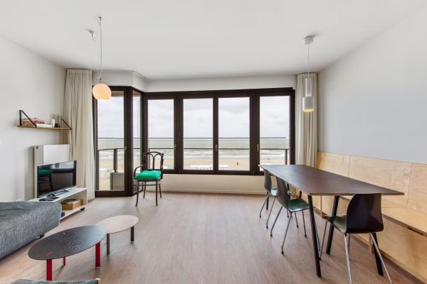 Frontaal zeezicht appartement op de Zeedijk met garage, 20m van strand - thumbnail 1