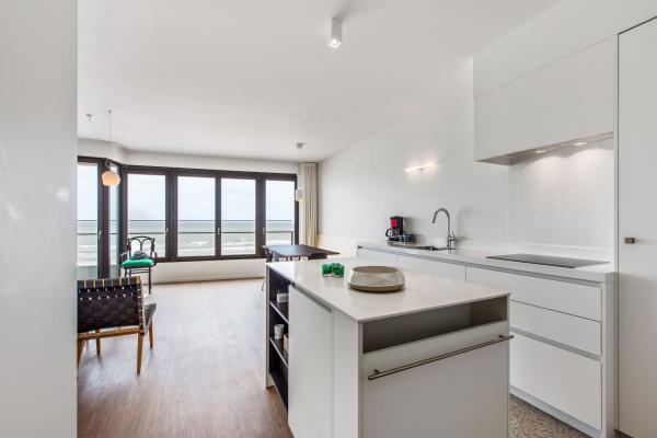 Frontaal zeezicht appartement op de Zeedijk met garage, 20m van strand - thumbnail 5
