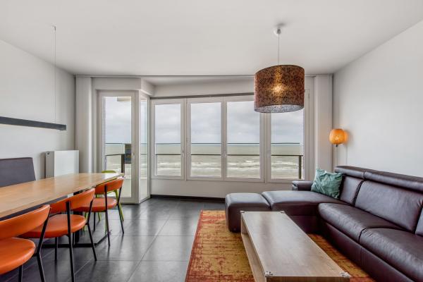 Frontaal zeezicht appartement op Zeedijk met garage, 10m van strand - thumbnail 1