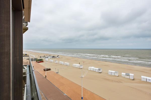 Frontaal zeezicht appartement op Zeedijk met garage, 10m van strand - thumbnail 3