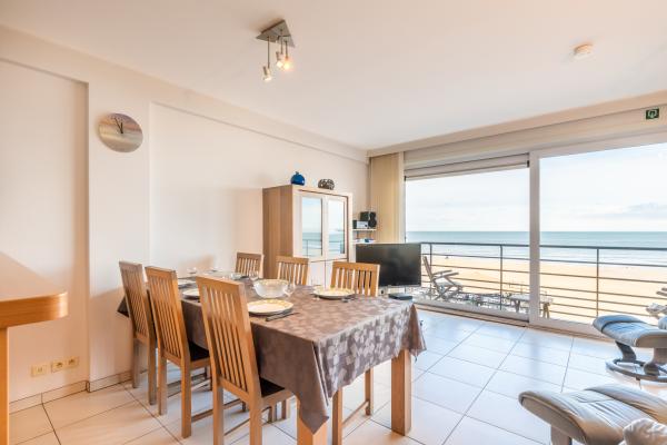 Stijlvol appartement met frontaal zeezicht in hartje Koksijde - thumbnail 1