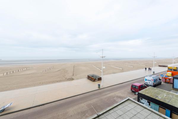 Stijlvol appartement met frontaal zeezicht in hartje Koksijde - thumbnail 4