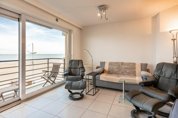 Stijlvol appartement met frontaal zeezicht in hartje Koksijde - thumbnail 2