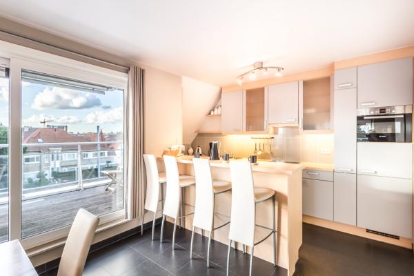 Op 350 m van zee: modern 6-persoons penthouse in Koksijde - thumbnail 4