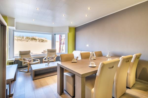 Frontaal zeezicht appartement voor 6 op de Zeedijk van Koksijde - thumbnail 1