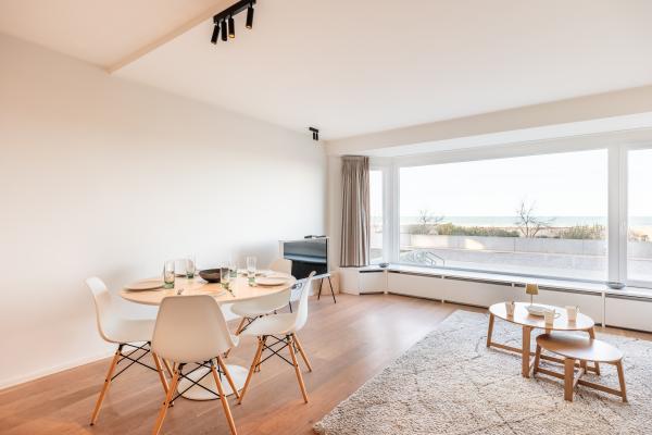 Luxe appartement met frontaal zeezicht op 10 meter van het strand in Sint-Idesbald - thumbnail 2