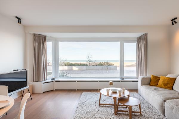 Luxe appartement met frontaal zeezicht op 10 meter van het strand in Sint-Idesbald - thumbnail 1