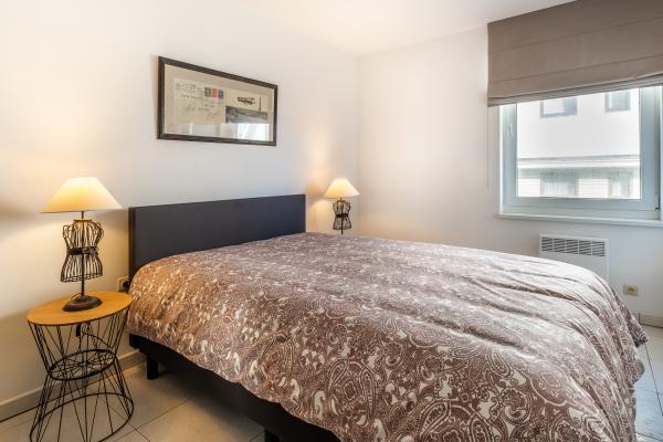 Op 300 m van zee: Modern appartement in centrum Sint-Idesbald - thumbnail 4
