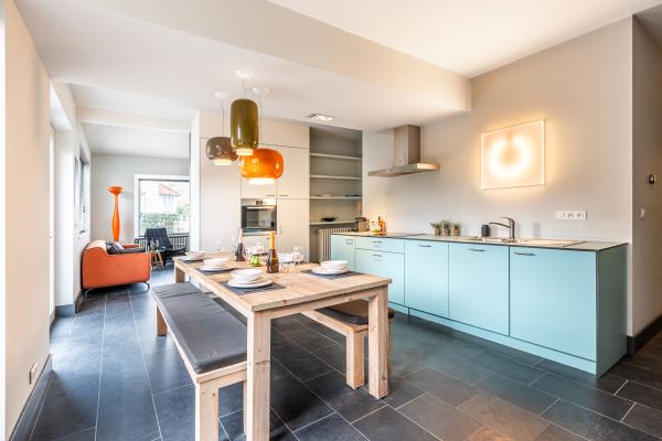 Op 500 m van zee: Gerenoveerd appartement met tuin in Sint-Idesbald - thumbnail 2